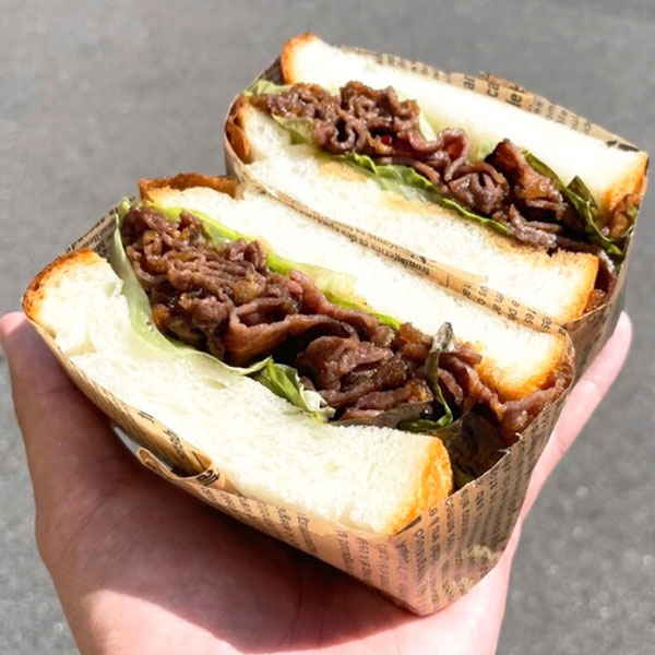 少し甘めのタレで柔らかいお肉と、ふわふわのパンのコラボが絶妙！